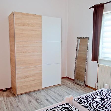 Apartamento Apartmans Dina And Hana Radeki Polje 50 Loborika Exterior foto