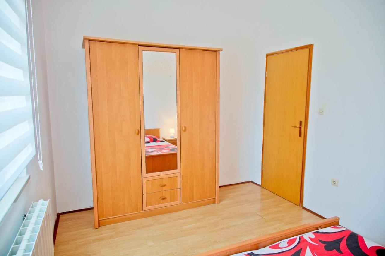 Apartamento Apartmans Dina And Hana Radeki Polje 50 Loborika Exterior foto