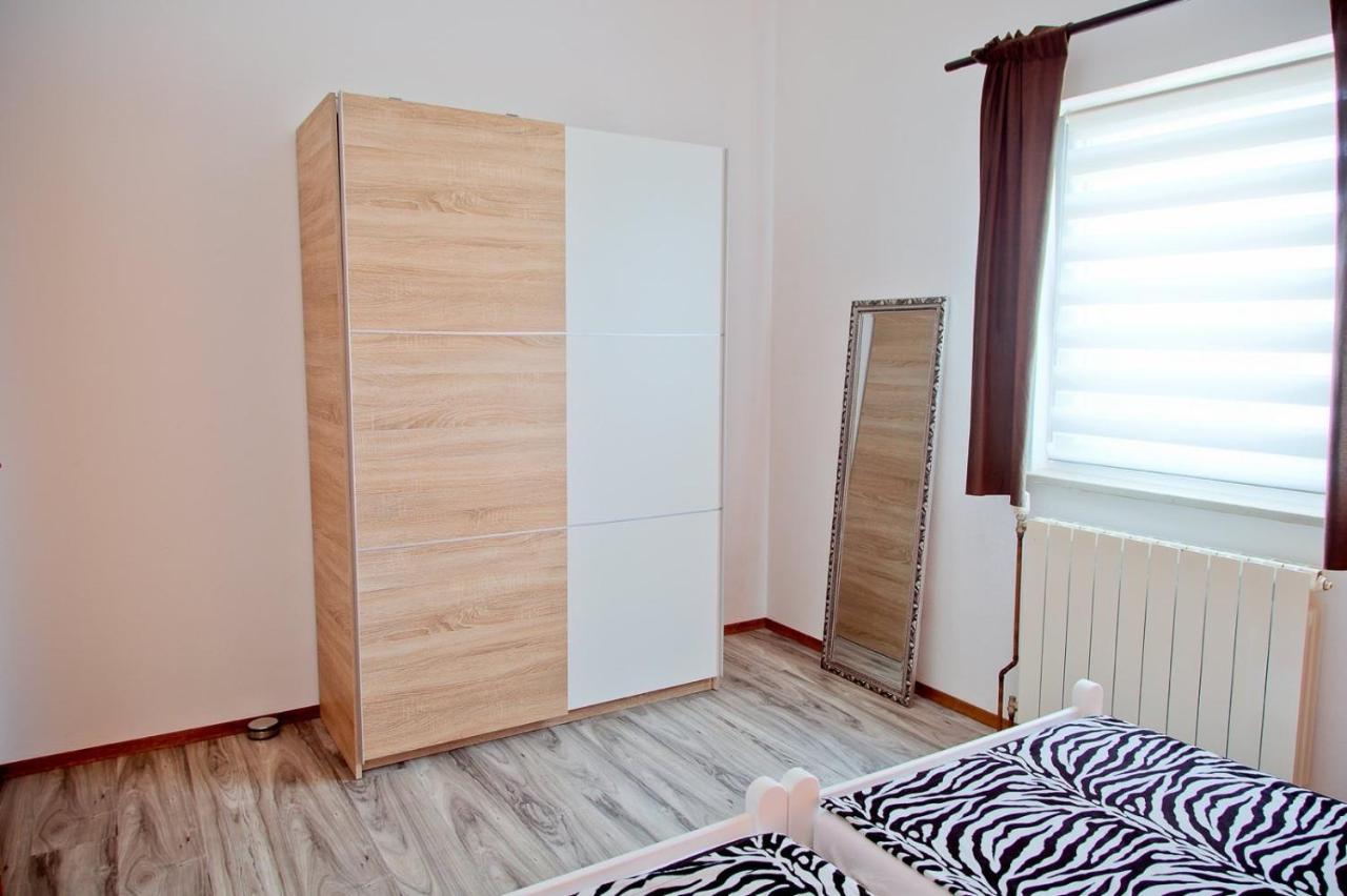 Apartamento Apartmans Dina And Hana Radeki Polje 50 Loborika Exterior foto