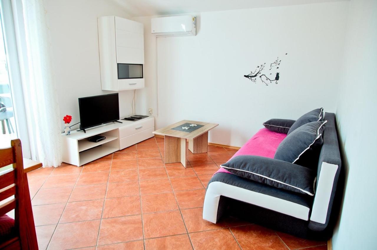 Apartamento Apartmans Dina And Hana Radeki Polje 50 Loborika Exterior foto